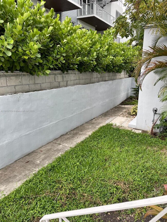 Building Photo - 520 SW 10th St