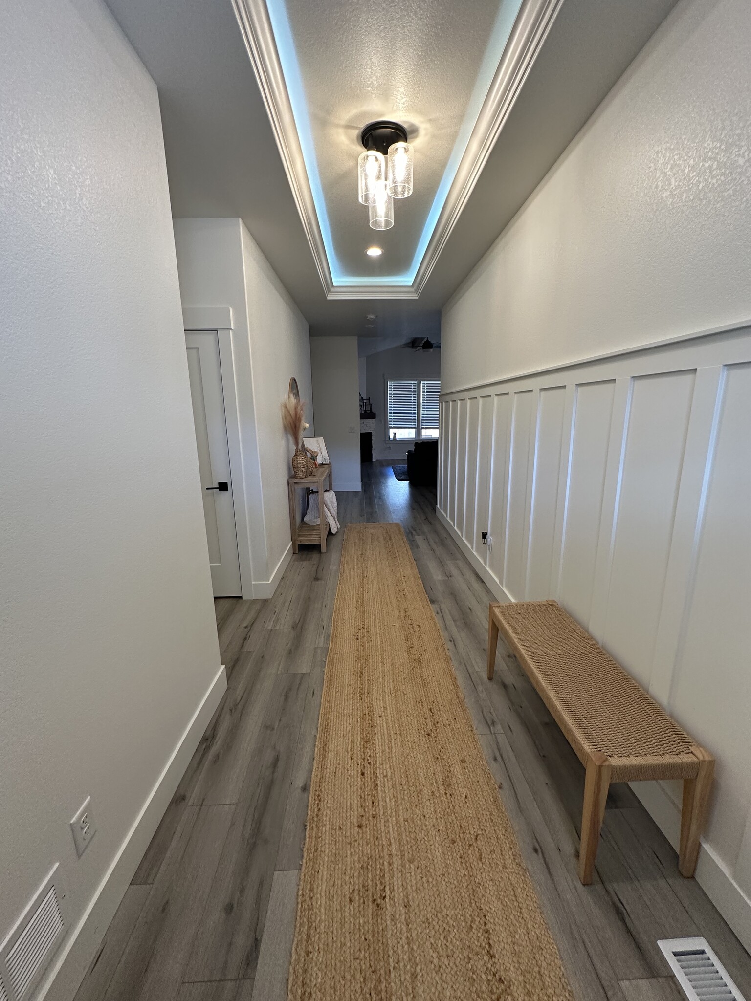 Entryway - 437 NW Coast Mountain Dr