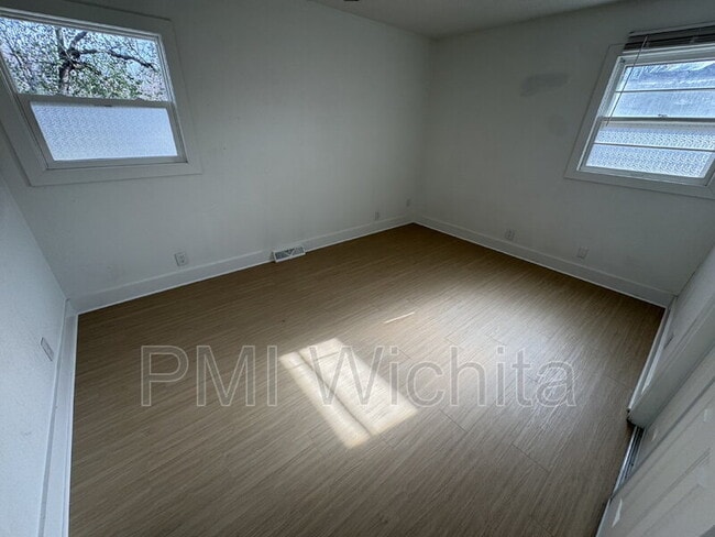 Building Photo - 1014 S Rosalie Ave