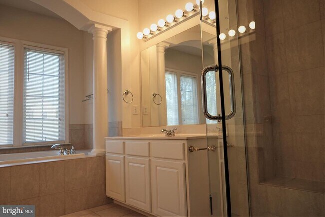 Building Photo - 1115 Crestfield Dr