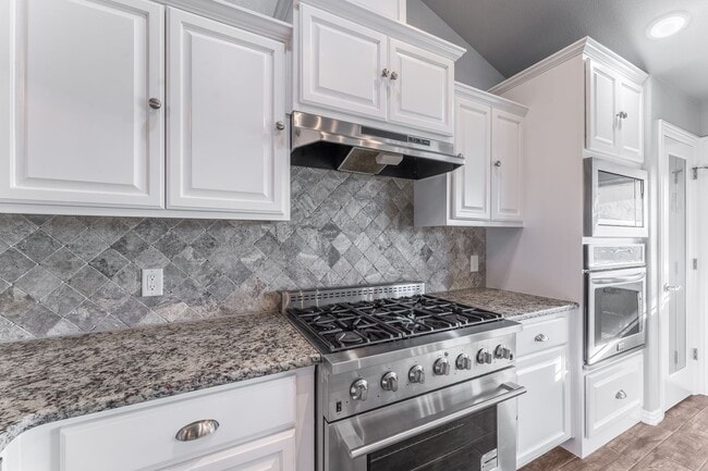 Building Photo - Welcome to this stunning 4-bedroom, 2-bathroom