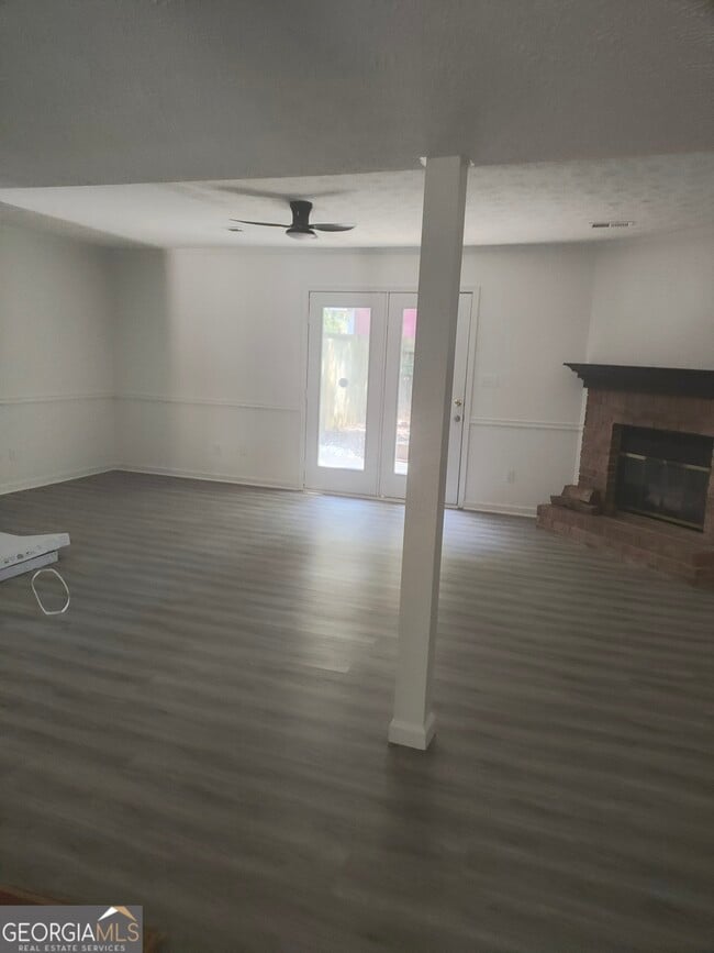 Building Photo - 415 Williamsburg Way