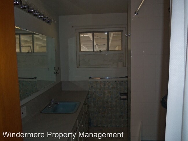 Building Photo - 223 SE Valley Dr