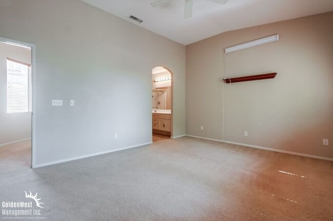 Building Photo - Elegant 2Bdm 2.5Ba Home in the Desirable I...