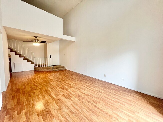 Building Photo - Spacious 1 Bedroom + Loft Condo in the Lindenwood Building – Bixby Knolls