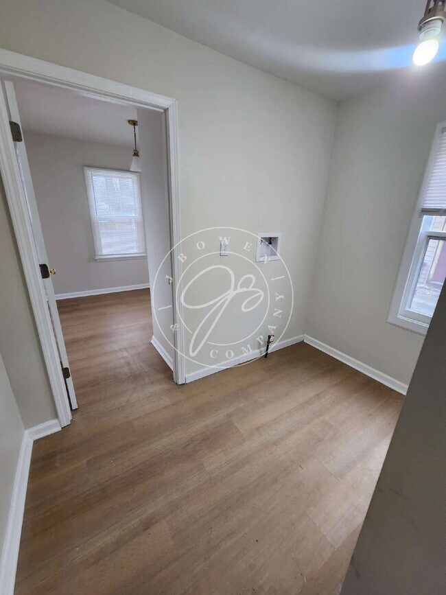 Building Photo - "Charming 2-Bedroom Retreat on Birkdale Road with Cozy 700 sq ft Layout in Toledo!"