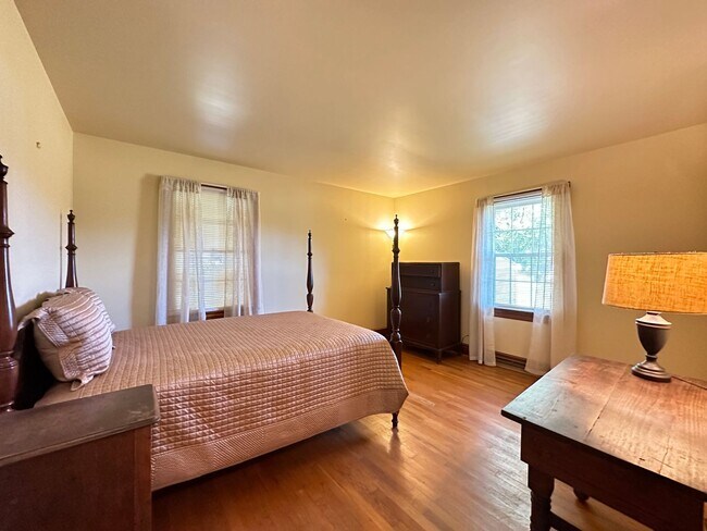 Building Photo - Fully Furnished/Inclusive 2 Bedroom/1 Bathroom Rancher For Rent