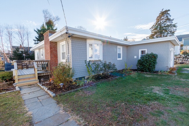 Building Photo - 18 Bay St