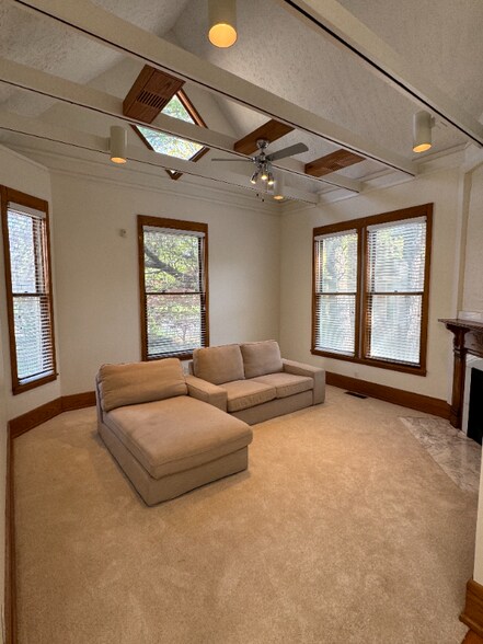 Building Photo - 814 N Park Ave