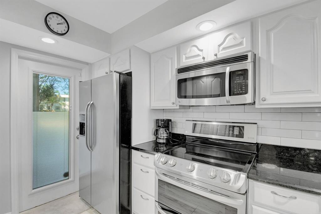 Building Photo - 3000 NE 48th Ct