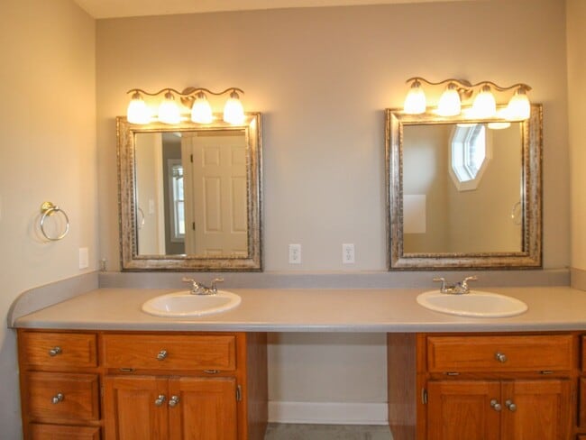 Building Photo - Spacious home!