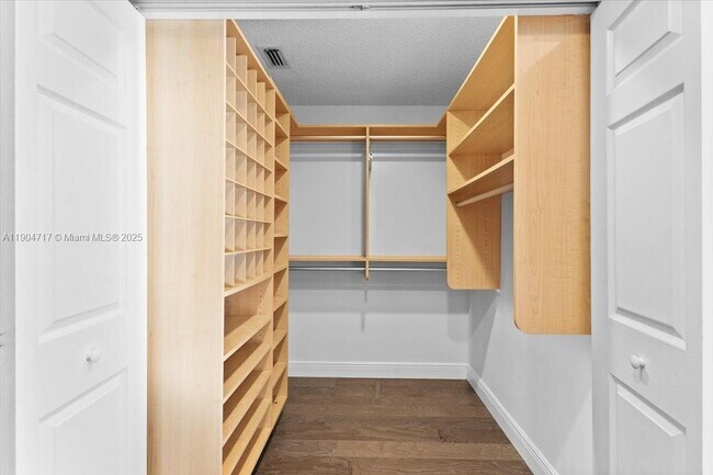 Building Photo - 642 Heritage Dr