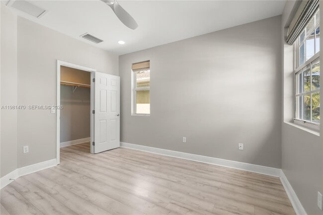 Building Photo - 1139 NE 3rd Ave