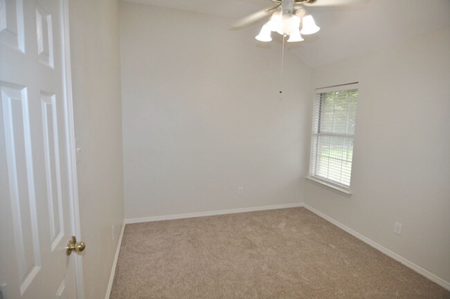 Building Photo - Hurst 3-2-2 Birdville ISD Quick Move-In