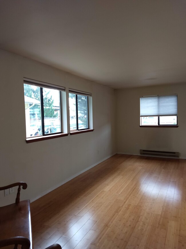 Building Photo - 285 SE Croston Ln