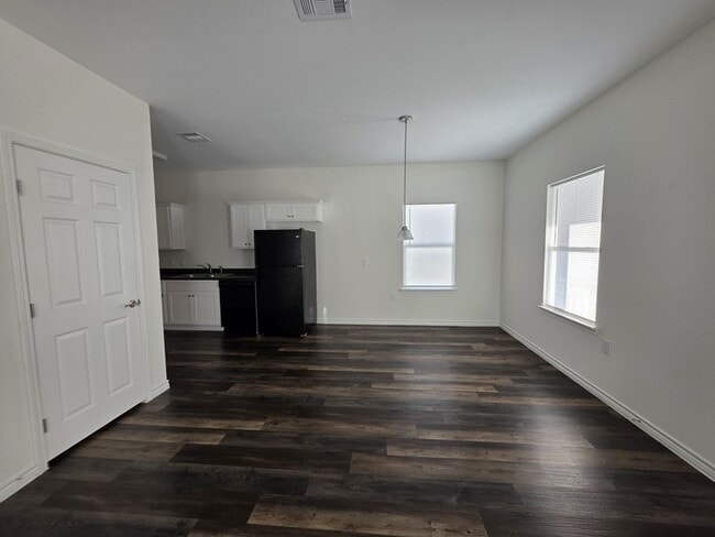 Building Photo - 6306 Red Oak Dr