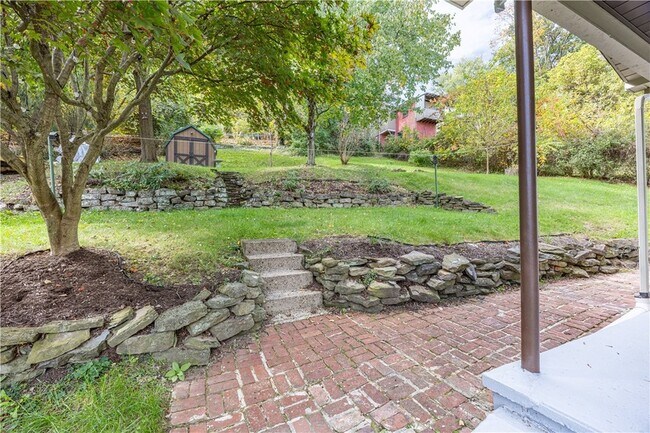 Building Photo - 232 St Clair St