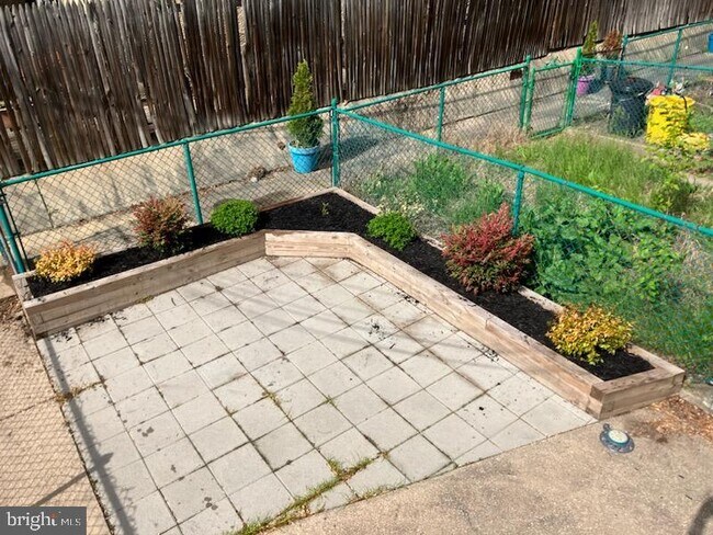 Building Photo - 1522 E Baltimore St