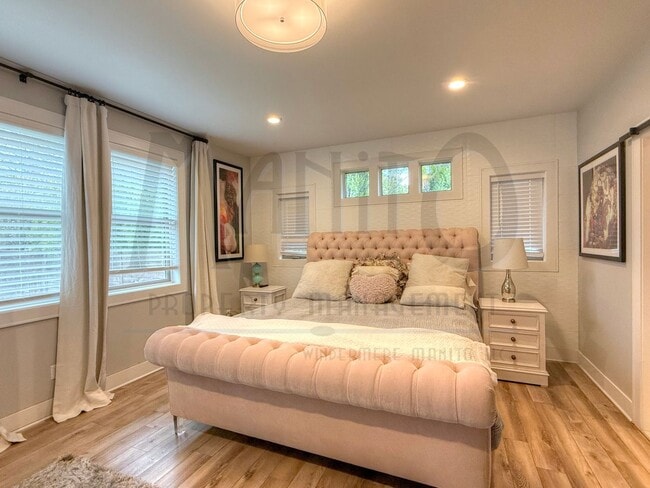 Building Photo - Spacious South Hill Home