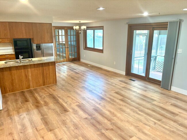 Building Photo - Beautiful open floorplan - 3 Bedroom/ 2 Bath - HUGE fenced backyard