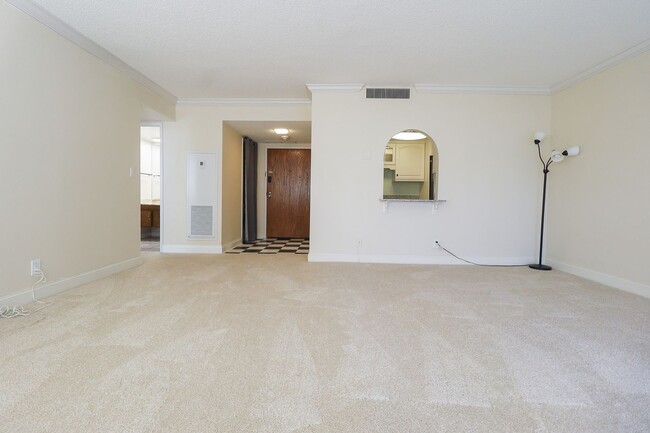 Building Photo - All Bills Paid: 1 Bedroom Condo in Downtow...
