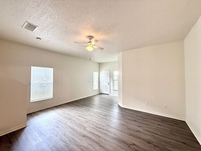 Building Photo - Nice 4/2 Two-Story Home in Seminole County...