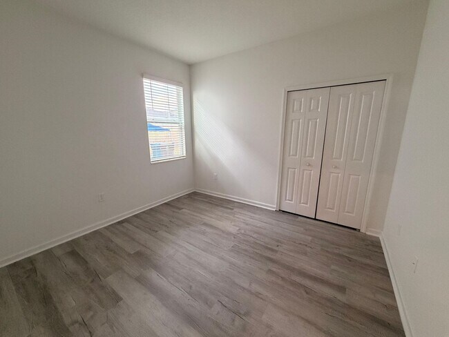 Building Photo - Rare find In-Law suite Home! Single family house with Separate entry and kitchen, laundry set!