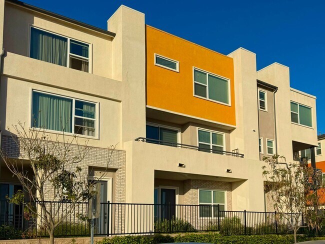Building Photo - Welcome to a Beautiful 4-Bedroom Townhome in Millenia
