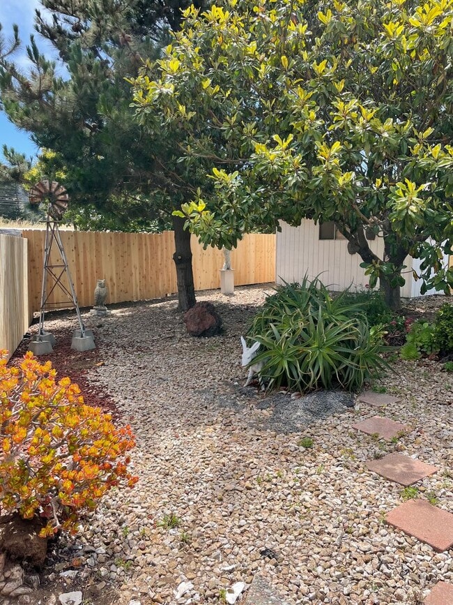Building Photo - 3 bedroom, 2 bath home in the desirable be...