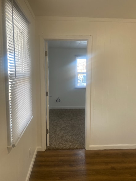 Building Photo - 9762 N River Rd