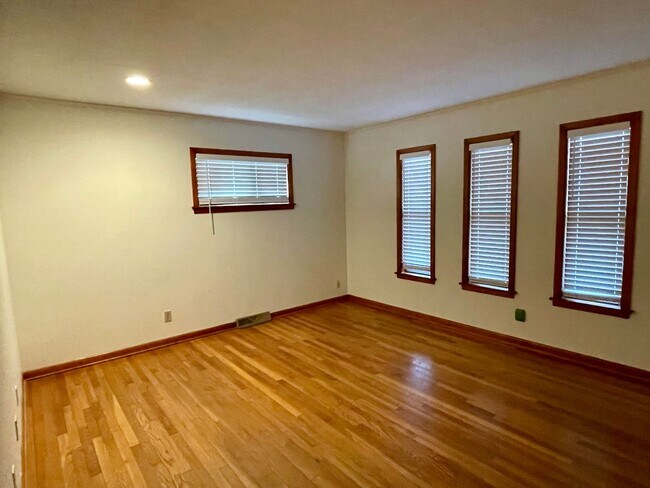 Building Photo - 4 bedroom home in the Heart of Oxford