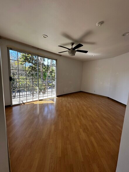Building Photo - 458 N Oakhurst Dr