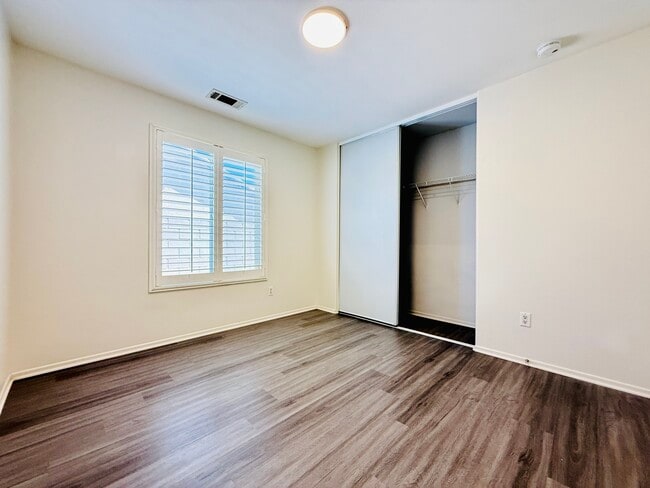 Building Photo - 44608 Avenida Linda
