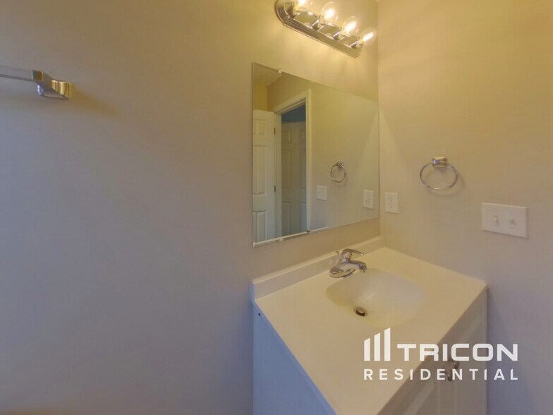 Building Photo - 131 Quiet Grove Dr