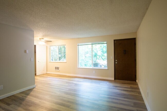 Building Photo - Get $500 OFF! Top Floor 2-Bed in Multnomah Village Ready Now!