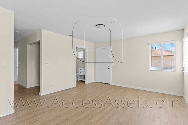 Building Photo - 108 S Lindsay St