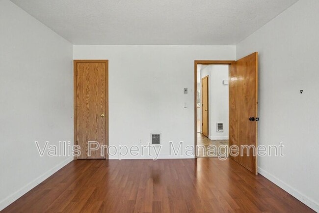 Building Photo - 5262 Springcrest Dr S