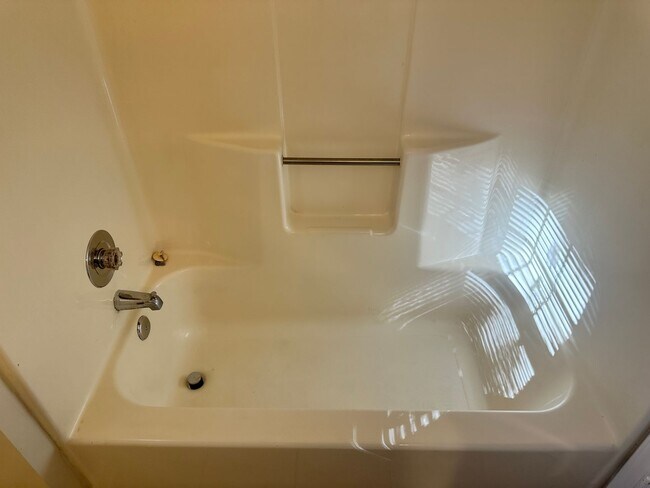 Building Photo - Beautiful Three Bedroom Home in the Wellington Subdivision!