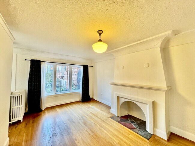 Building Photo - Charming Studio in the heart of Capitol Hill!!!!!