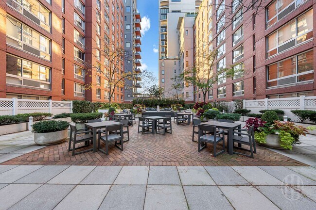 Building Photo - 555 W 23rd St