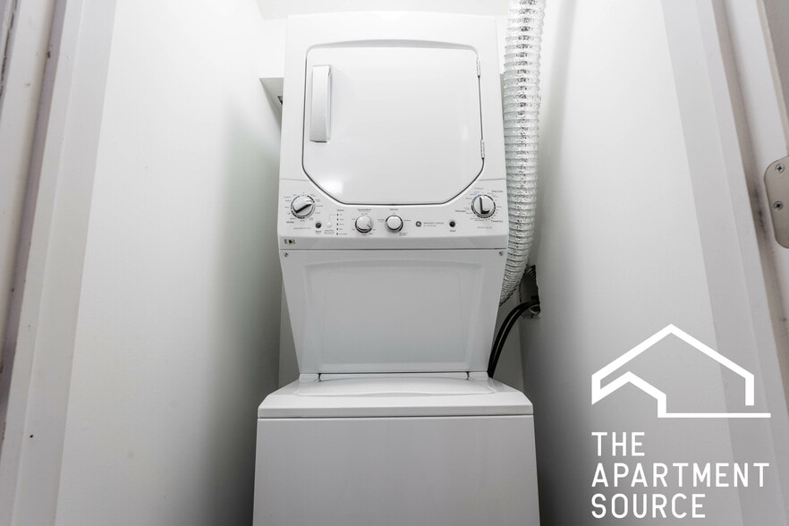 Building Photo - 3707 N Wilton Ave