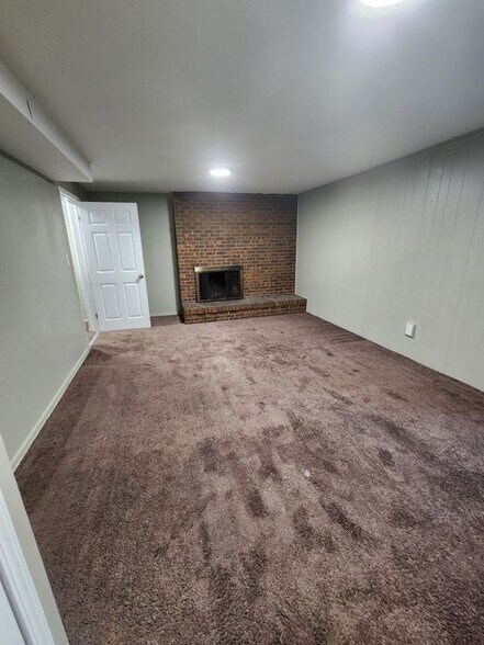 Building Photo - 721 Fraser St