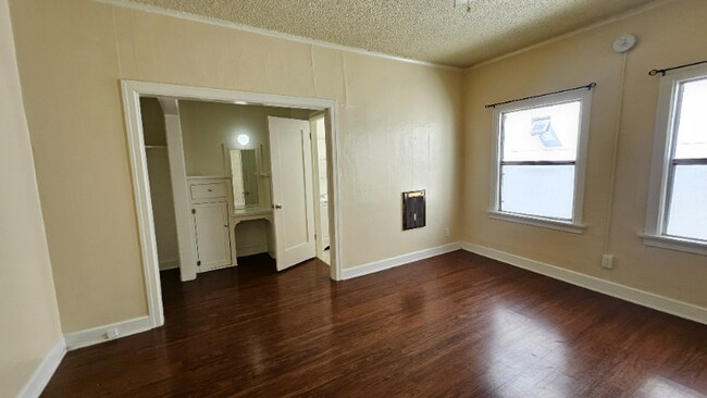 Building Photo - 727 S Coronado St