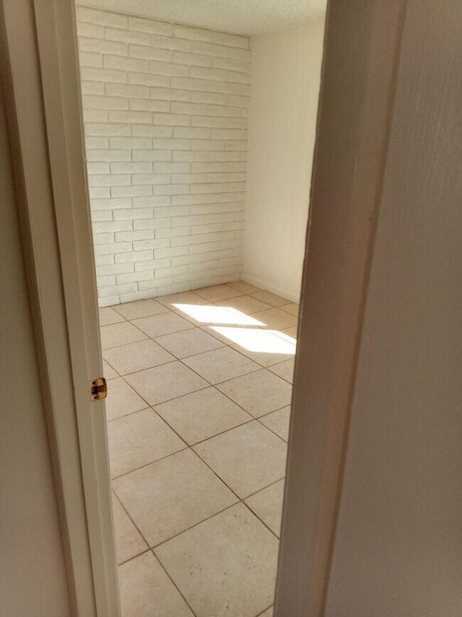 Building Photo - 4140 E Cliffside Trail