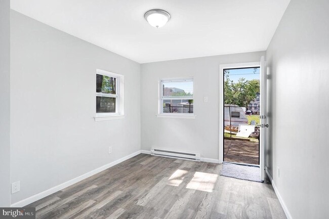 Building Photo - 565 Line St