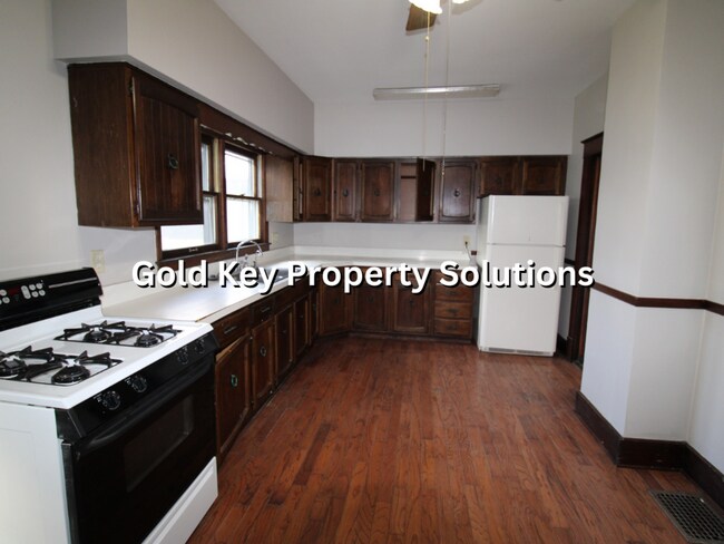 Building Photo - Huge 2 BR 1 BA with Garage and Covered Porch (NO SECTION 8)