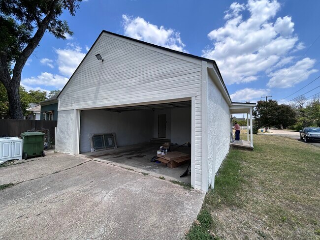 Building Photo - 1400 N 6th St