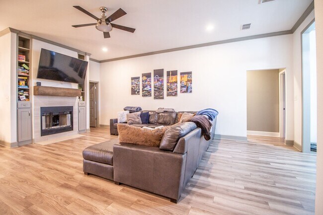 Building Photo - Pre-leasing for Fall!! 3/2/2 Luxury Home i...