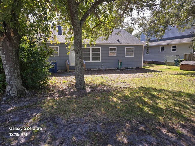 Building Photo - Cute 2 bedroom, 1 bath home in Morehead City