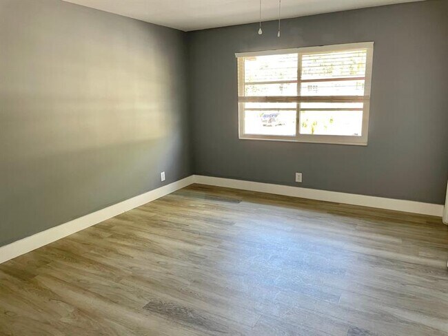 Building Photo - 156 NE 20th Ct